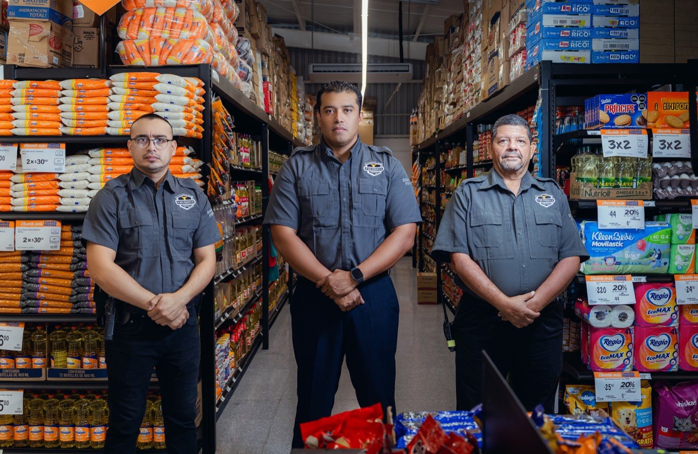 Guardias de MS Fierro uniformados en el piso de venta de un autoservicio