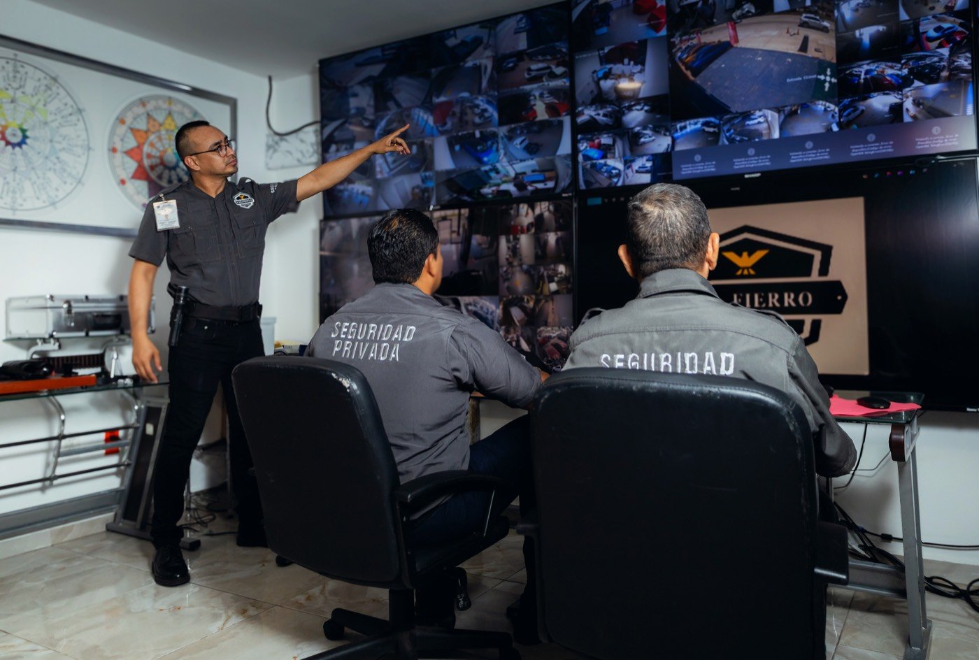 Monitoristas de MS Fierro vigilando cámaras en el centro de monitoreo